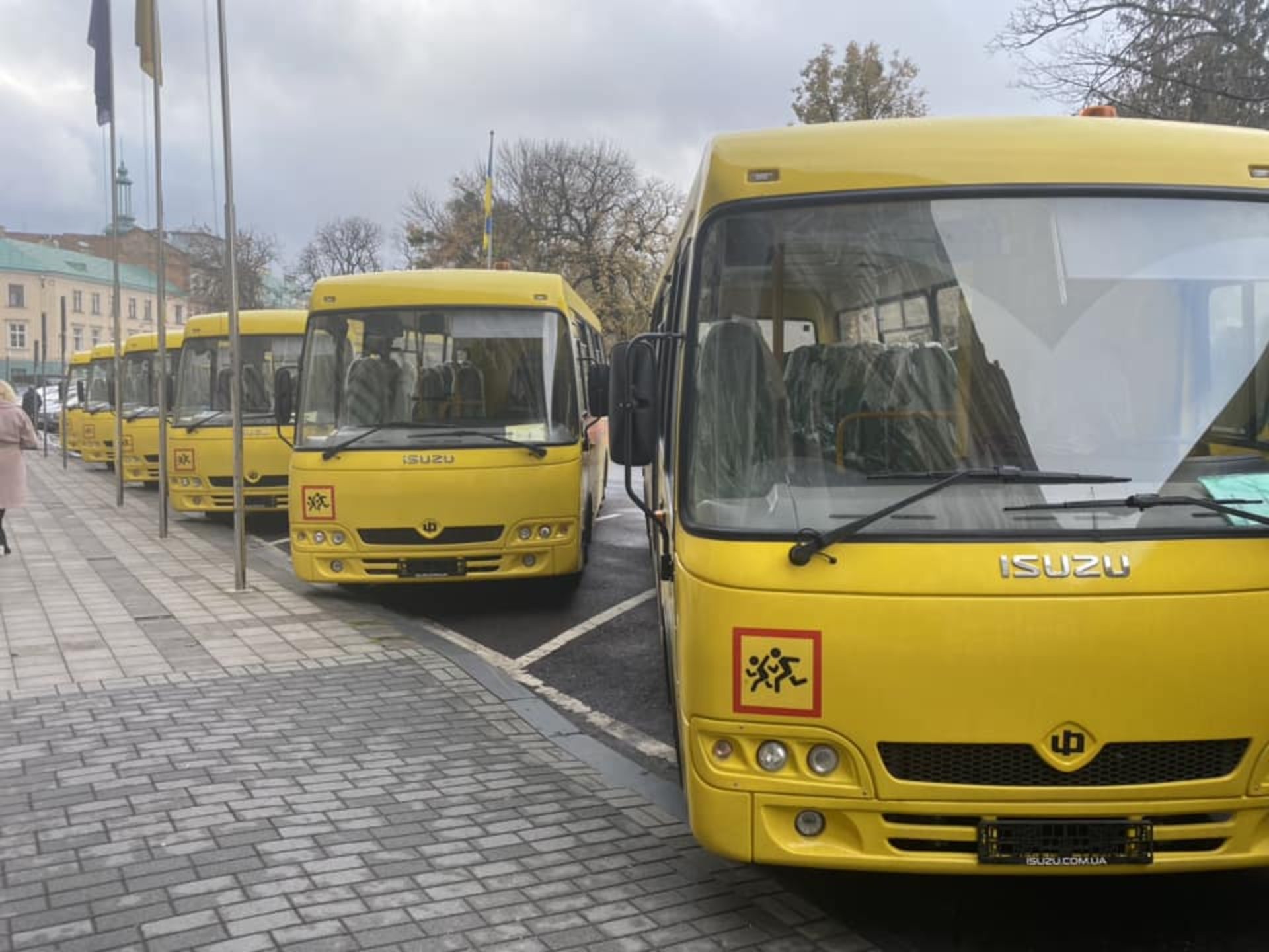 На Львівщині ще 12 громад отримали шкільні автобуси