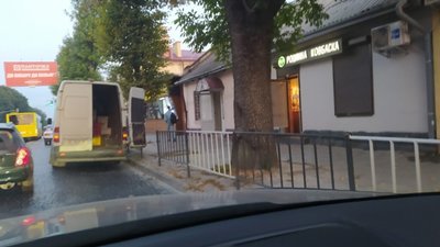 У Львові автомобіль "Родинної ковбаски" створює затори (ФОТО)