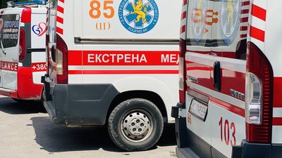 На Закарпатті у снігу застряг автомобіль швидкої допомоги (ВІДЕО)