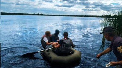 На Львівщині двоє хлопців опинилися посеред озера через пошкоджений човен