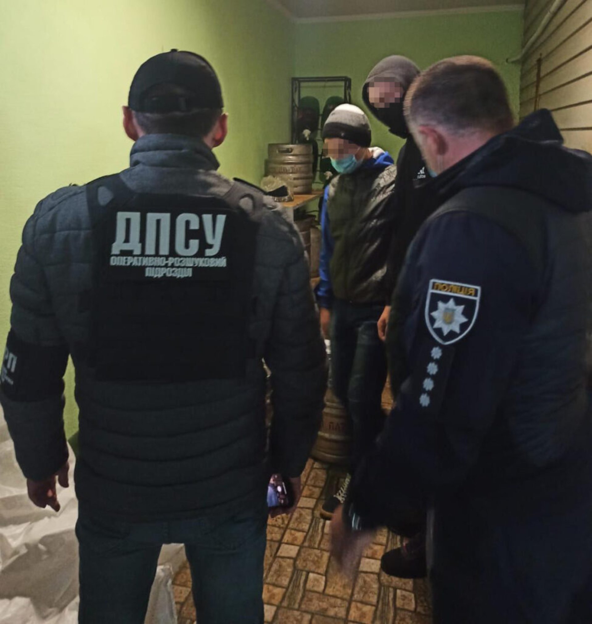 На Львівщині розкрили злочинну схему виготовлення фальсифікованого алкоголю та тютюнових виробів