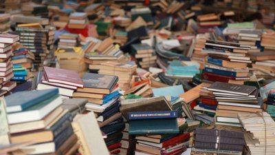 На Львівщині збирають російськомовні книги, щоб здати на макулатуру