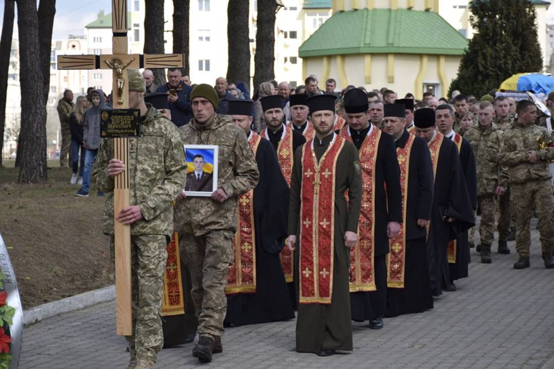 Як на Львівщині тисячі людей провели в останню путь Героя України. Фото: Яворівська РДА.