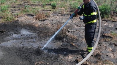 У Яворівському районі вогнеборці ліквідували пожежу торфу