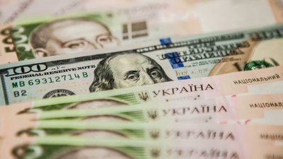 Гривня в обмінниках обвалилася після рішення НБУ підвищити курс