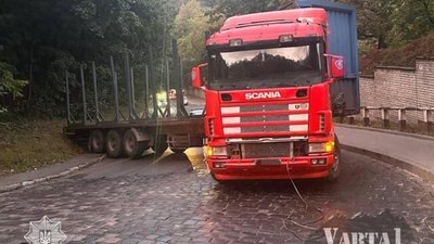 У Львові вантажівка заблокувала рух транспорту