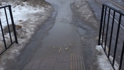 У Львові люди вимушено виходять на трамвайну колію