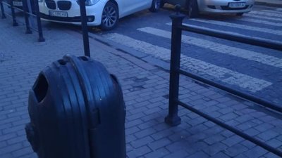 У центрі Львова машина "зачепила" припаркований автомобіль (ФОТО)