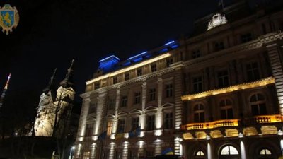 Будівлю Львівської ОДА підсвітили кольорами прапора України