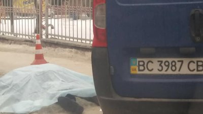 У Львові  поблизу пологового  будинку чоловік помер на очах у сина (ФОТО)