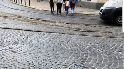 Бездіяльність Львівської міськради: на стовпчики гроші є, на колію - немає (ФОТО)