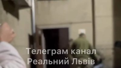 У центрі Львова люди в формі силоміць затримали чоловіка і відвезли до ТЦК (ВІДЕО)