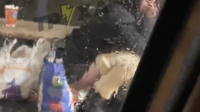 У Львові біля вокзалу чоловік на вулиці сходив в туалет (ВІДЕО)