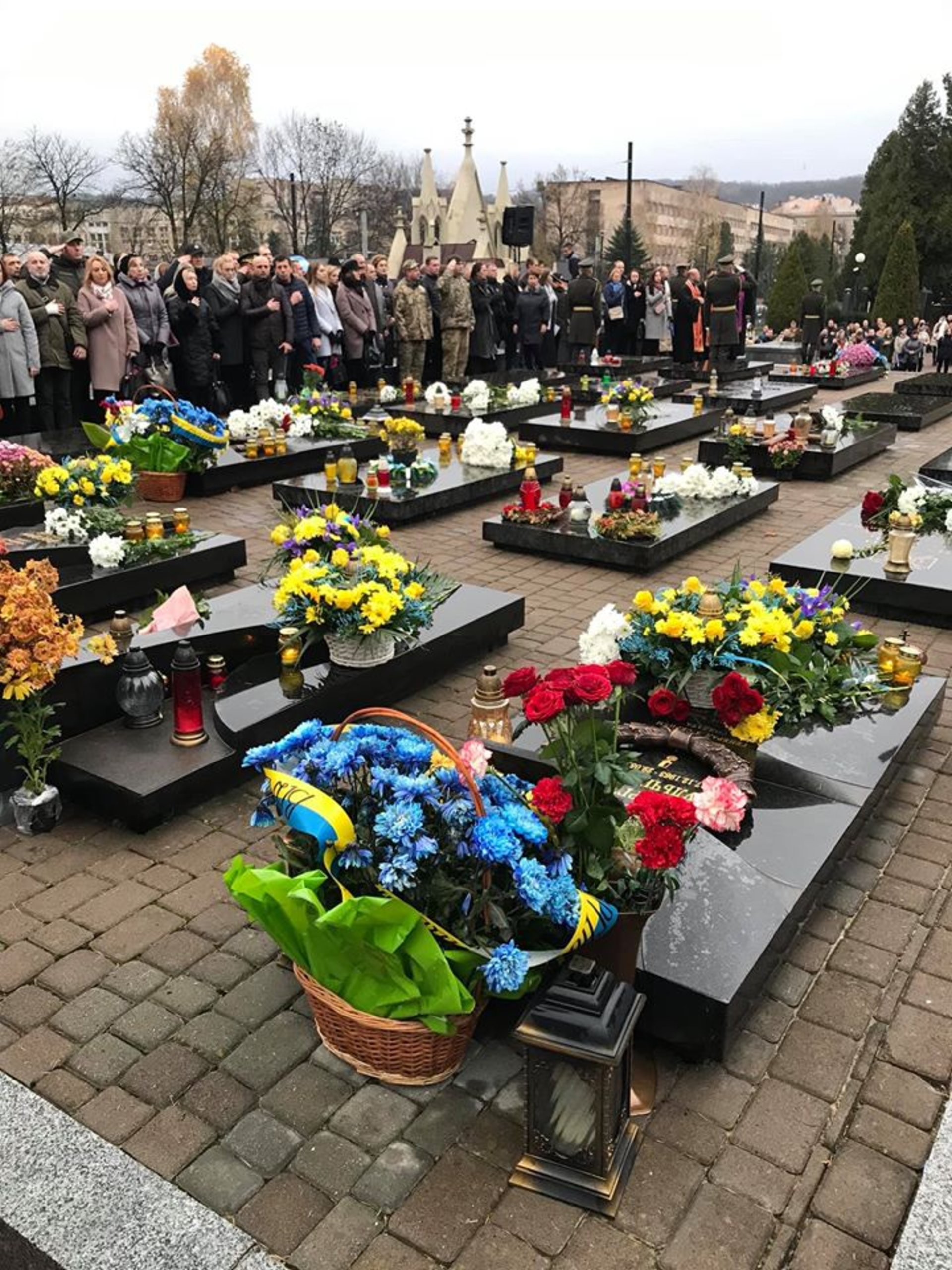 На Личаківському кладовищі вшанували пам'ять новітніх Героїв. Фото Ольга Матейчик