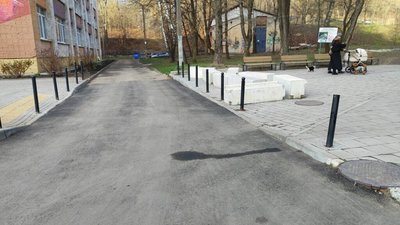 У Львові нанесли асфальт біля входу у парк
