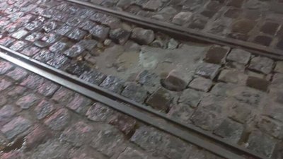 У Львові автомобілі пробили колеса на недавно відремонтованій вулиці