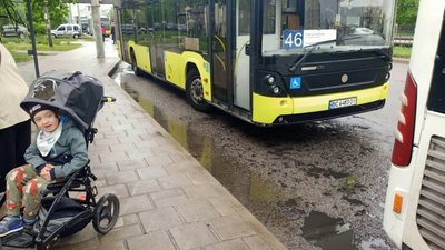 У Львові пасажирів висаджують на проїжджу частину