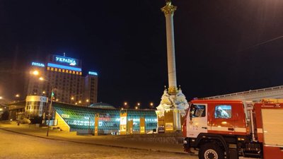 У центрі Києва масштабна пожежа у колекторі (ВІДЕО, ФОТО)