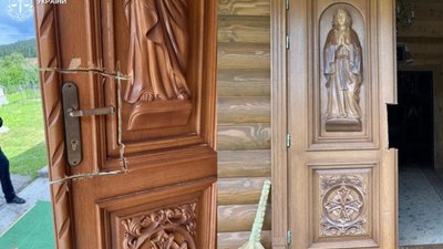 На Львівщині чоловік вночі вирізав замок церкви бензопилою