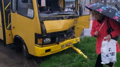 На Львівщині у ранковій ДТП за участі маршрутки постраждало троє осіб (ФОТО)