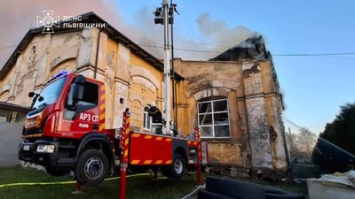 У Жовкві ліквідували пожежу спортзалу