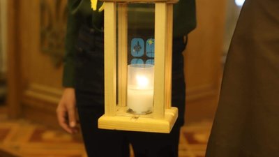 Пластуни передали депутатам Львівської обласної ради Вифлеємський вогонь