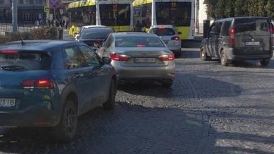 У центрі Львова тролейбус заблокував рух транспорту (ФОТО)