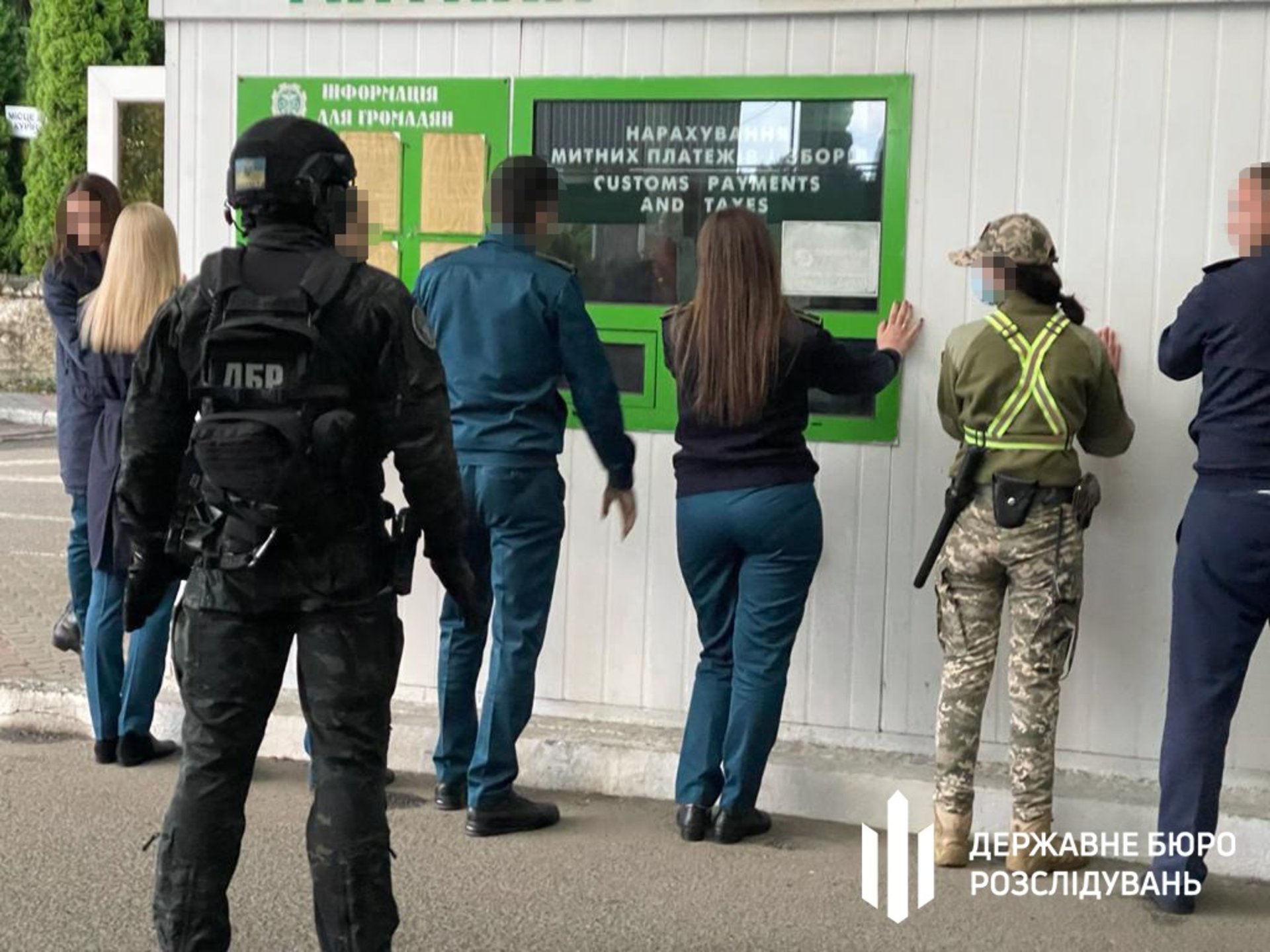 ДБР викрило галицьких митників на хабарництві