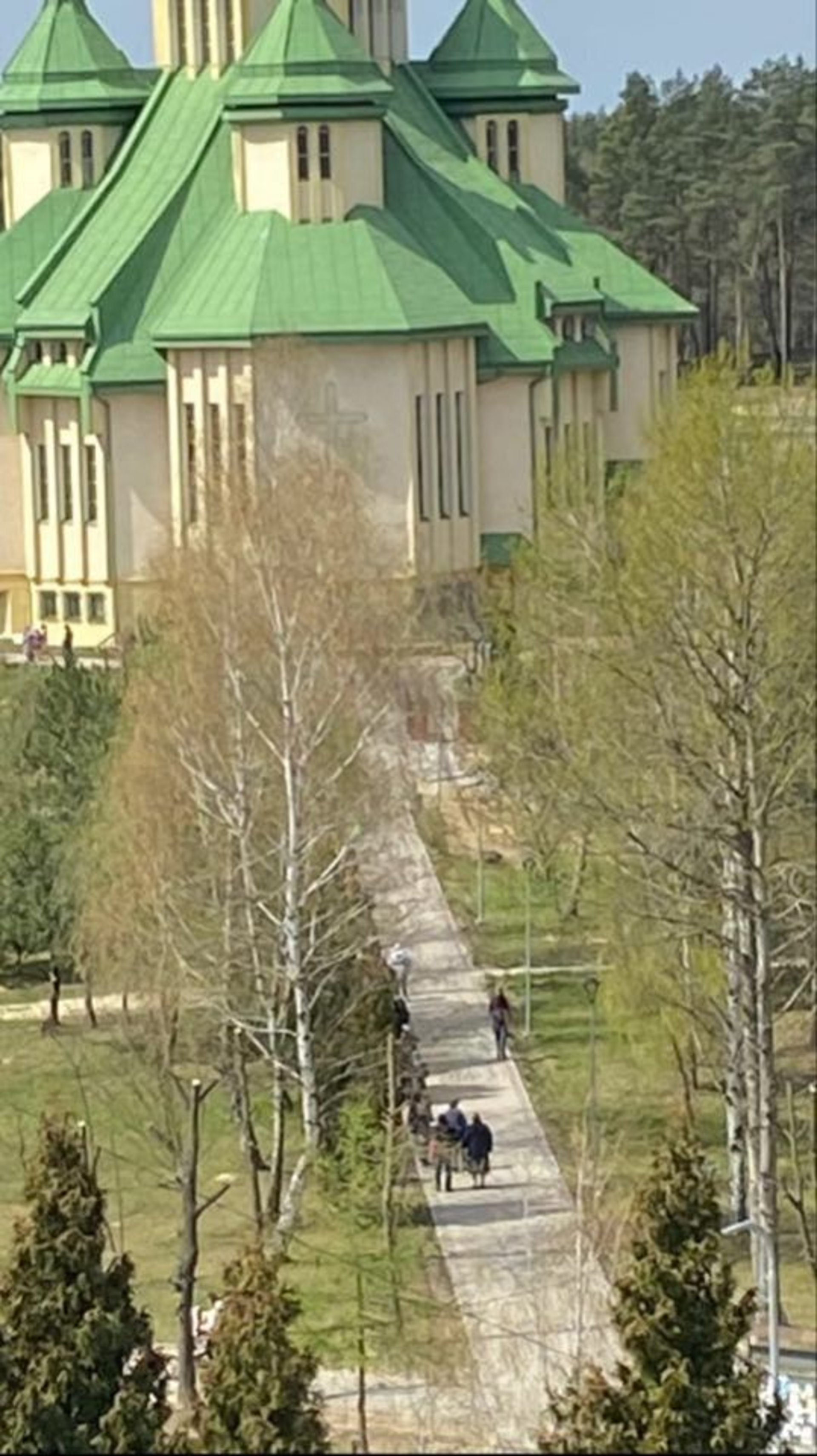 У Новояворівську до Плащаниці вишикувалась черга вірян. Фото: "Четверта студія".