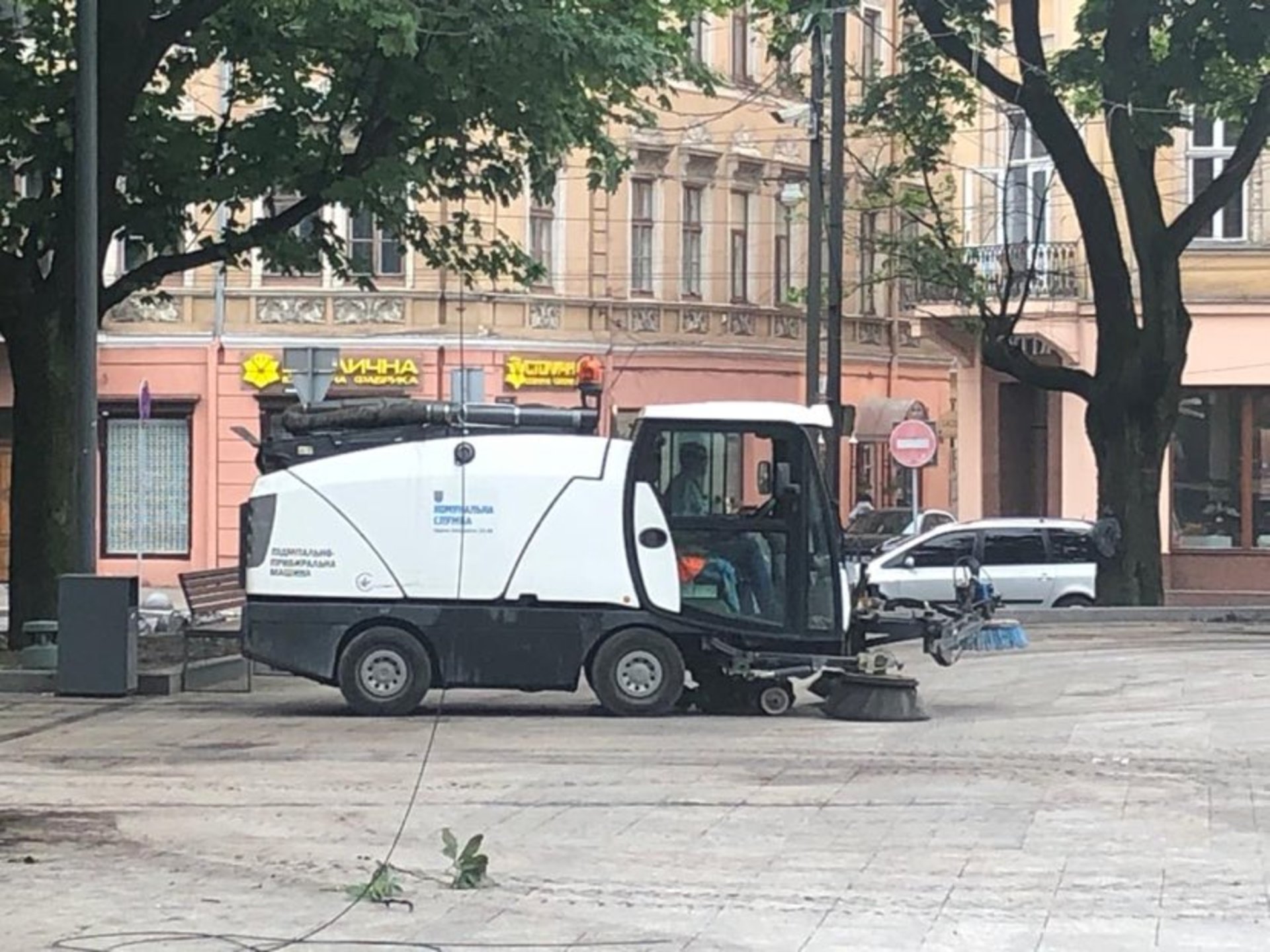 У Львові ліквідовують наслідки негоди, фото ЛМР