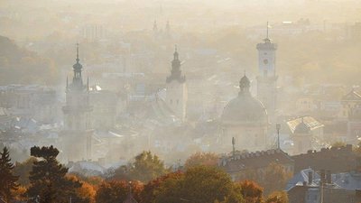 Синоптики попередили про сильні пориви вітру й ожеледицю у Львові