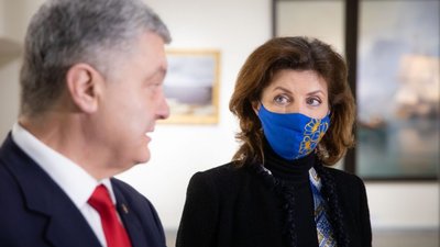 Петро та Марина Порошенки представили виставку картин відомих митців з власної колекції
