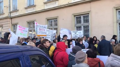 Жителі Великого Любіня вийшли на протест проти будівництва сміттєзвалища (ВІДЕО)