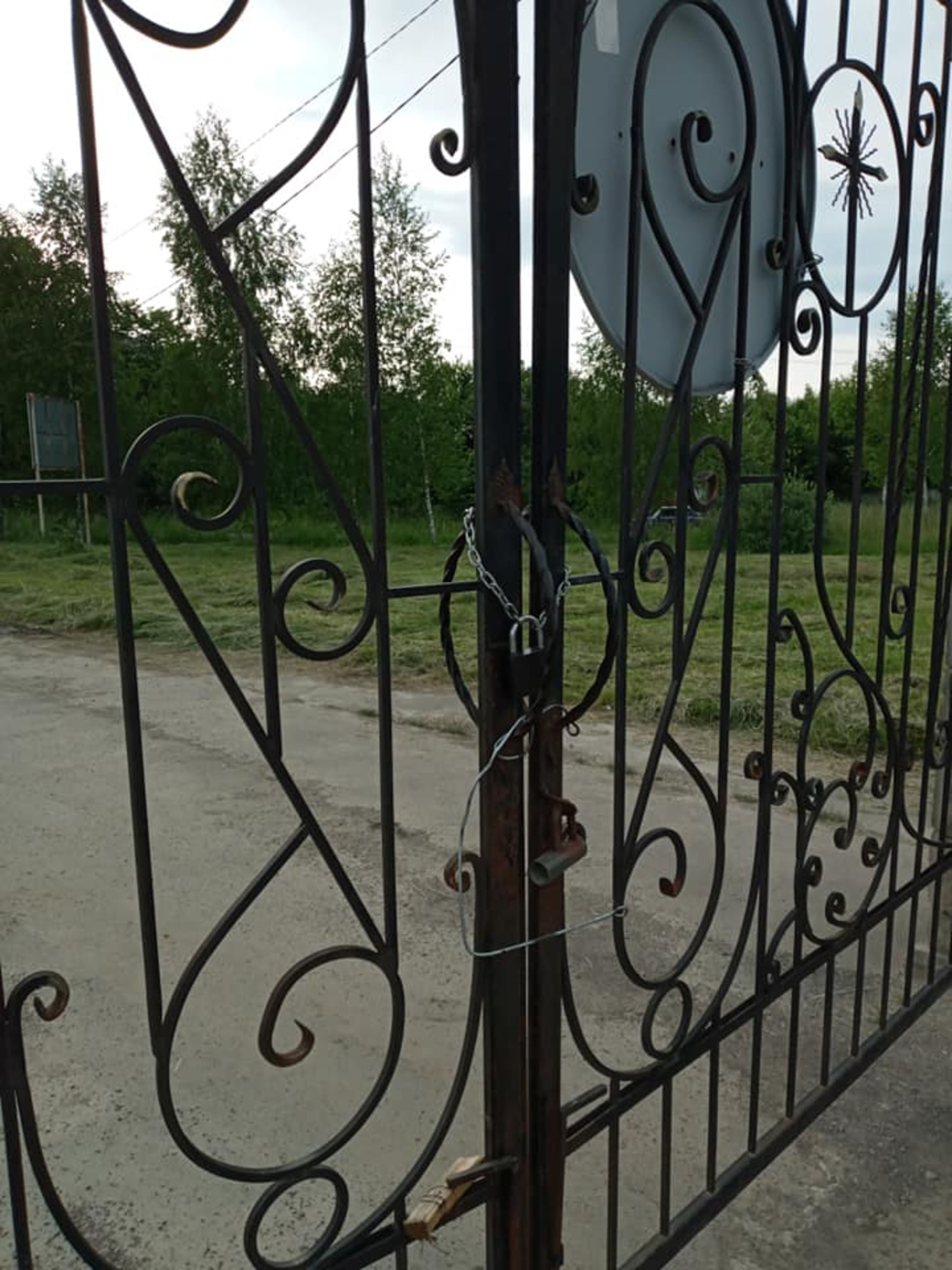 У Дрогобичі зробили платним заїзд на кладовище, фото Уляна Бура