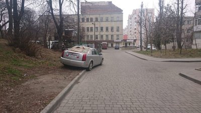 У Львові власник покинув на вулиці розбиту іномарку на «бляхах» (ФОТО)