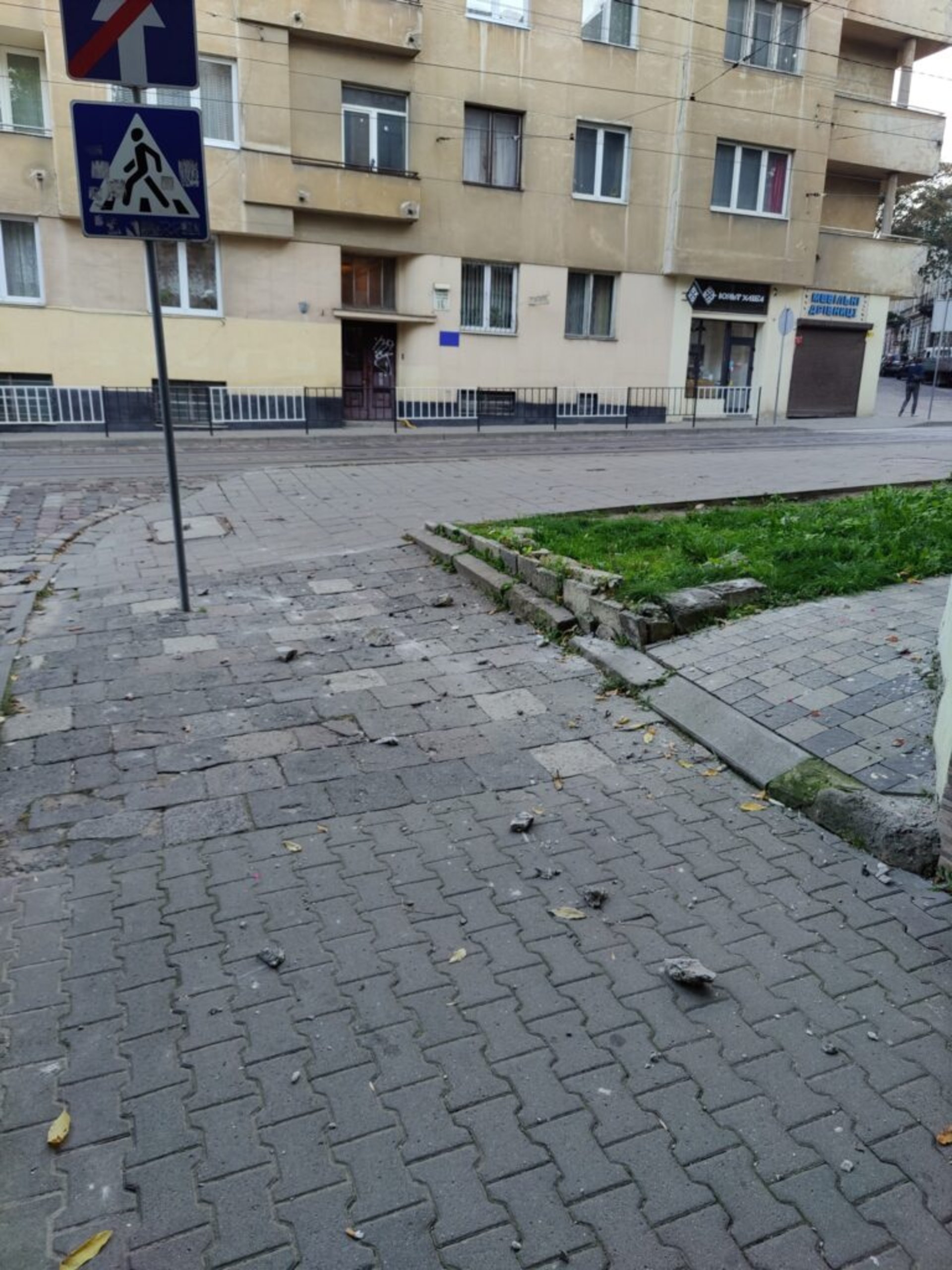 У Львові частина фасаду будинку впала на припаркований автомобіль