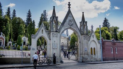 Садовий вирішив заробити на могилах