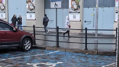 Пішоходи вимагають демонтувати паркан у центрі Львова (ФОТО)
