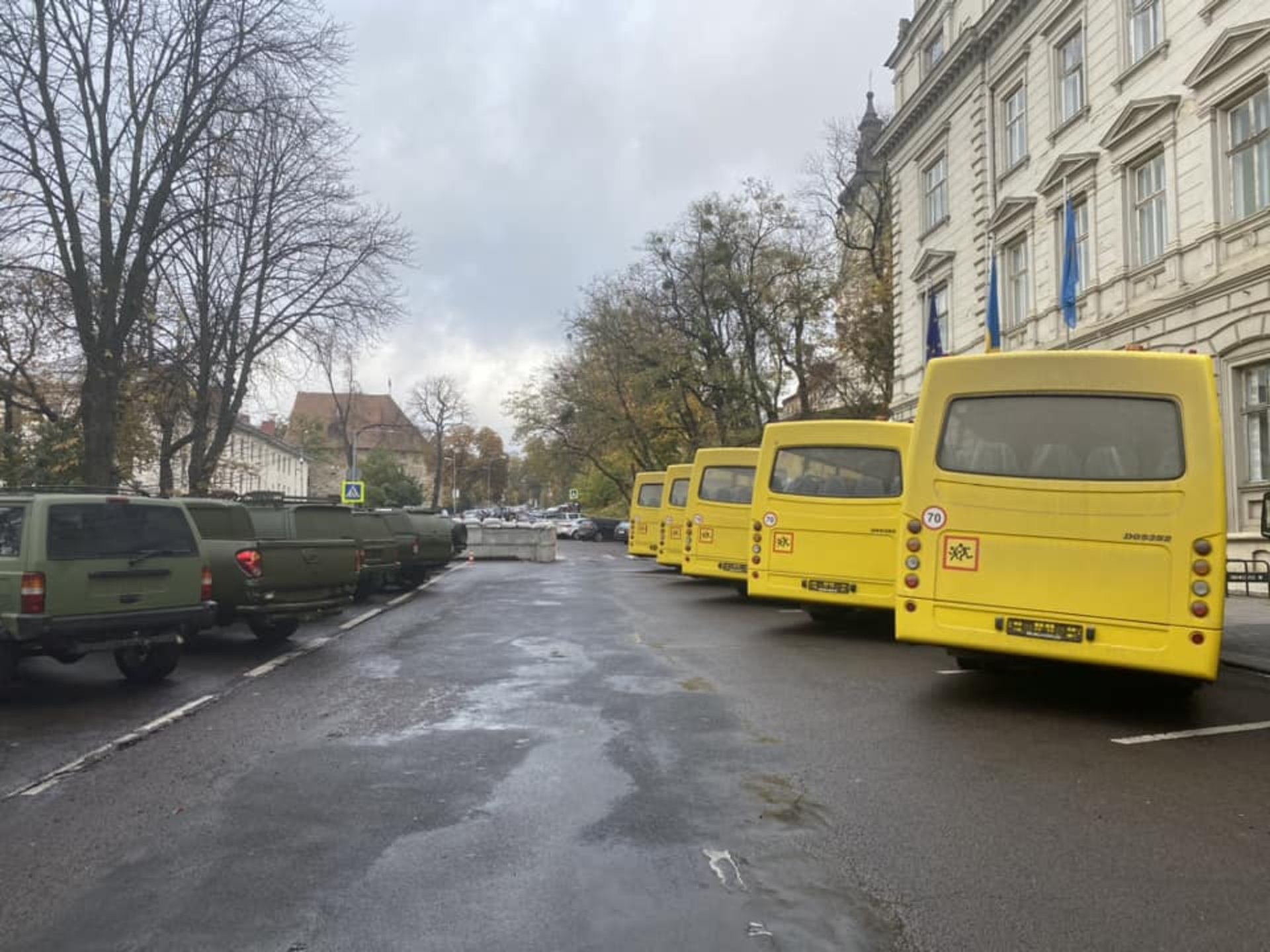 На Львівщині ще 12 громад отримали шкільні автобуси