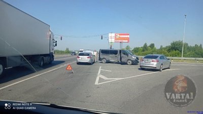 У Львові мікроавтобус не зміг з’їхати з об’їзної (ФОТО)