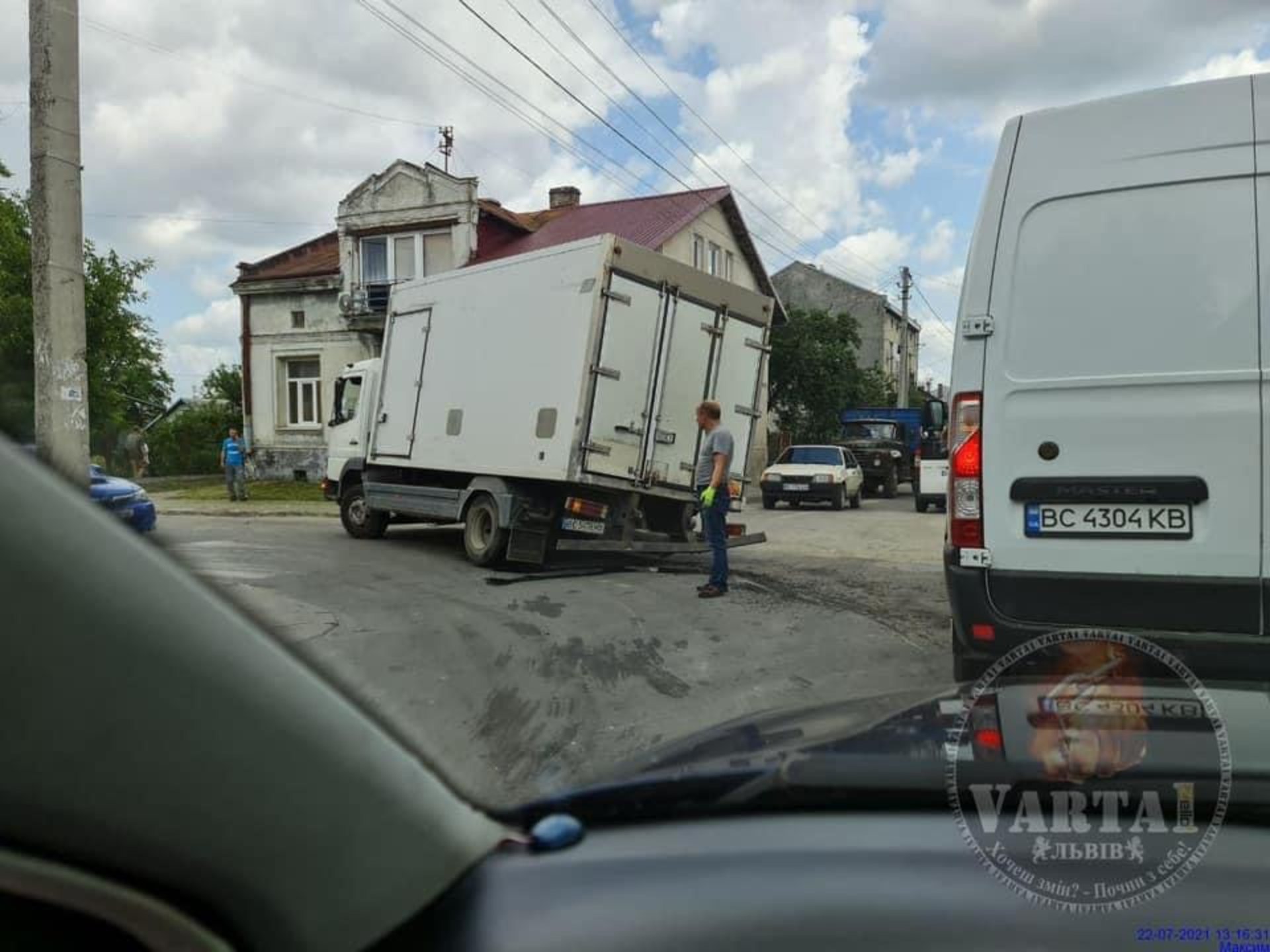 У Львові у вантажівки вирвало вісь, фото Ігор Зінкевич