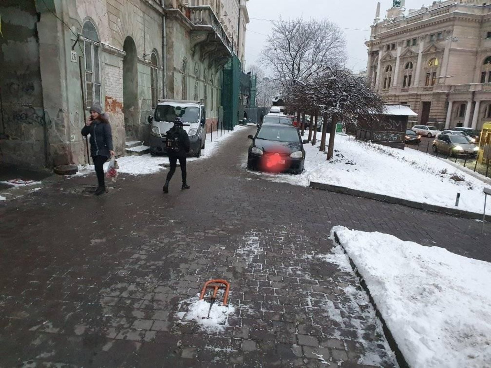 У центрі Львова біля театру облаштували паркінг, фото ГЛМЛ