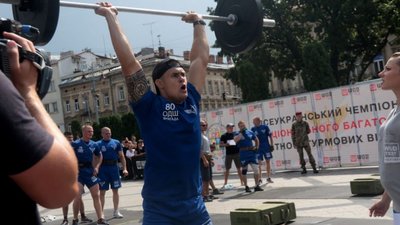 У Львові найвитриваліші десантники змагаються між собою просто неба (ФОТО, ВІДЕО)