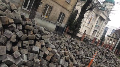 У Львові підміняють автентичну бруківку на вулиці Шевченка кам'яним сміттям (ФОТО)