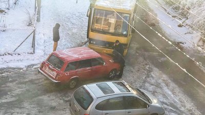 Водіям: дороги Дрогобиччини скувала крига (ФОТО)
