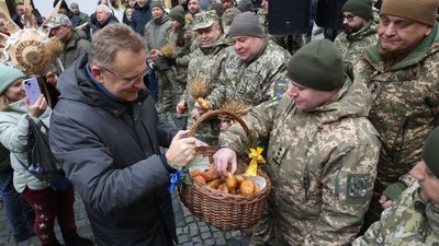 Садовий у центрі Львова роздавав пампухи