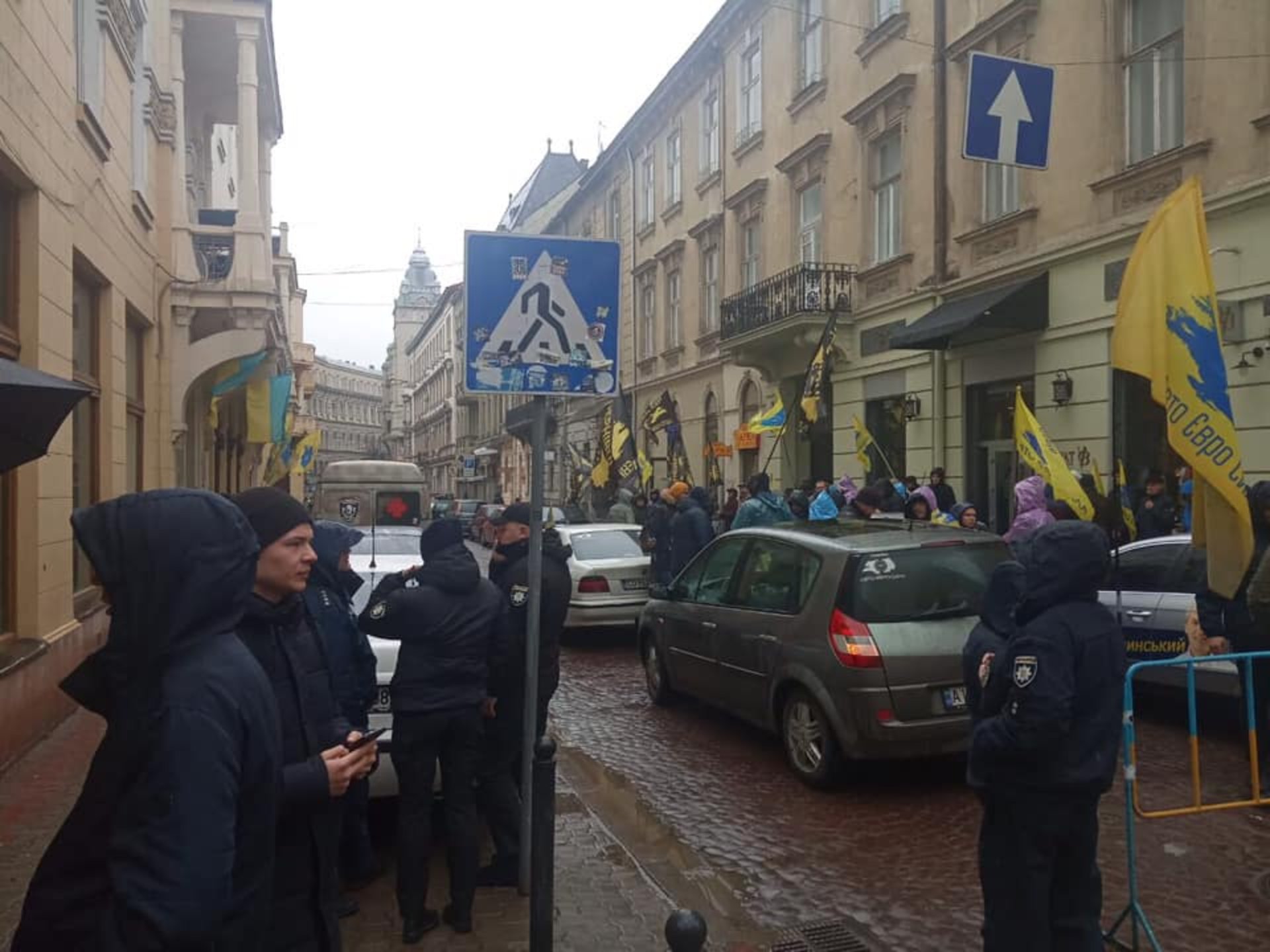 У центрі Львова мітингарі перекрили рух транспорту . Фото Варта-1
