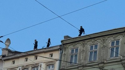 У Львові підлітки вилізли на дах будинку на площі Ринок