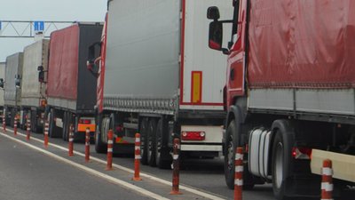 Сотні вантажівок стоять на кордоні з Польщею