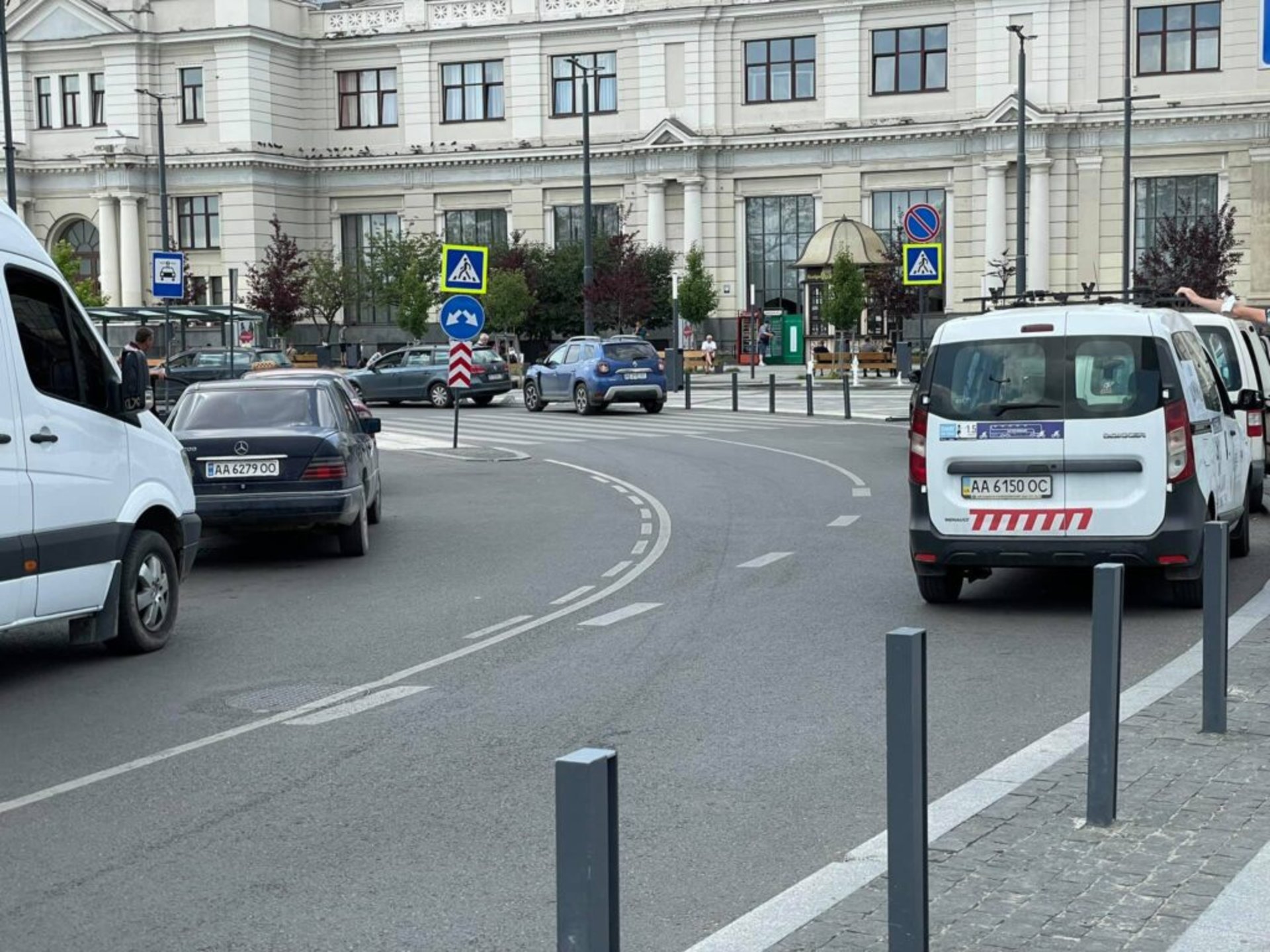 У Львові біля головного залізничного вокзалу почали штрафувати водіїв, фото Зручне місто